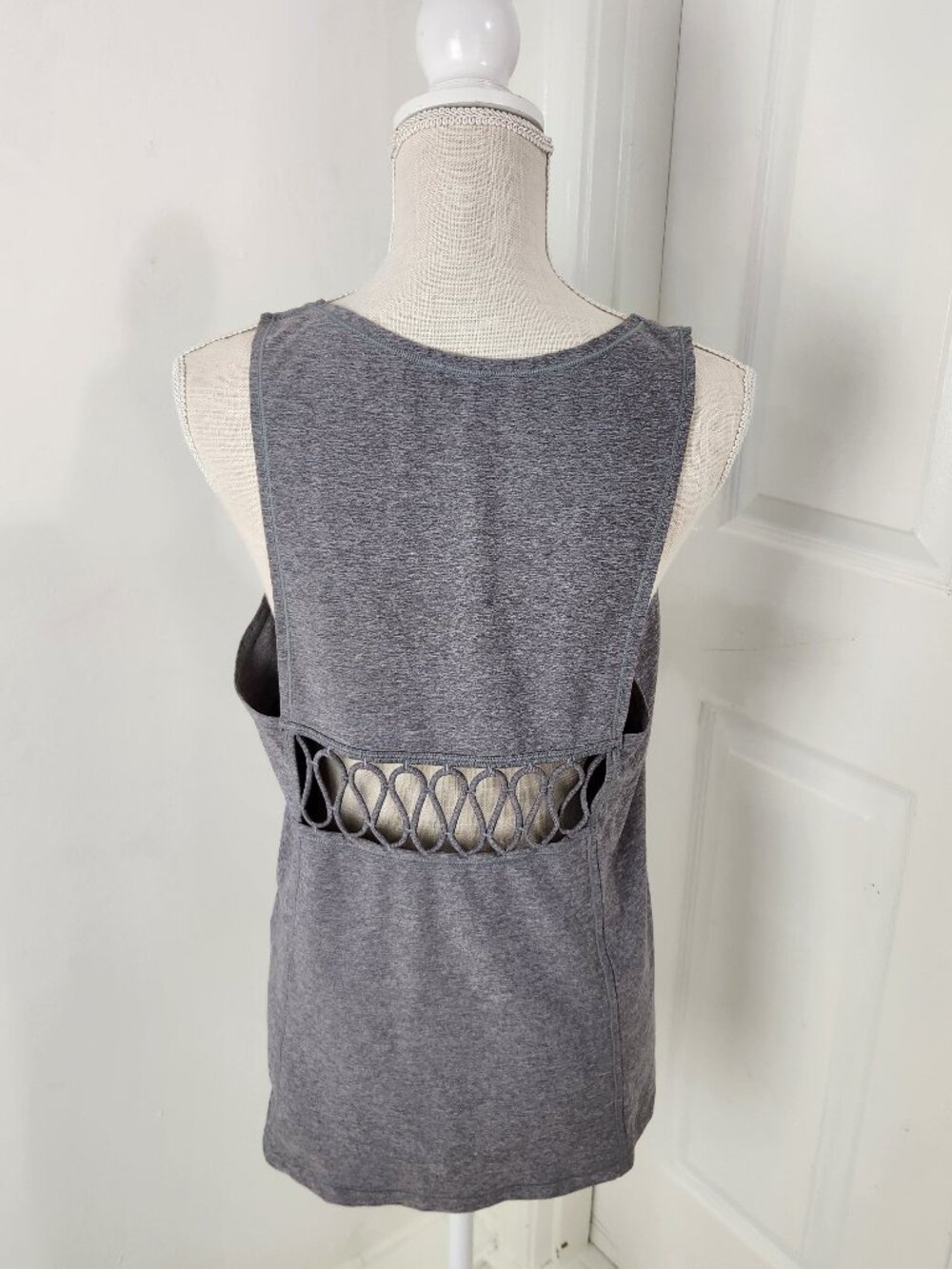 Lululemon Top Womens 8 Gray Tank Open Back Loose Fit Workout Fitness Walking